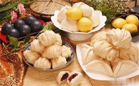 糖尿病人怎么吃主食 1. 在做米饭的时候，加入小麦、大麦、黑麦、荞麦、黑米、莜麦
