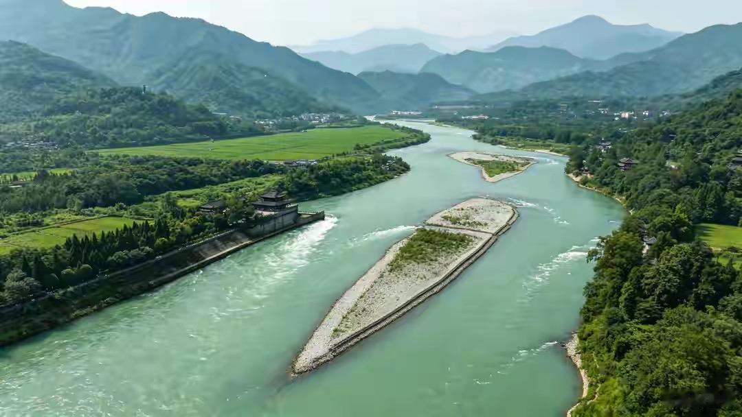 长城为骨，运河为脉。这条纵贯南北的千年水道，打破了秦岭淮河的地理阻隔，让南北人口