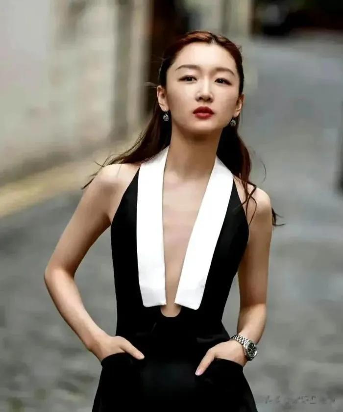 周冬雨是当代中国演艺圈中备受瞩目的新生代女演员之一。她精湛的演技和独特的气质深受