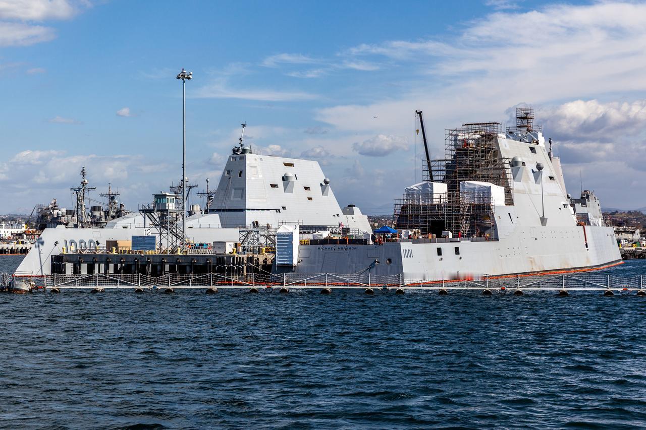 美国海军又一艘军舰失火，今年第三起。

这次遭殃的是“朱姆沃尔特”号导弹驱逐舰，