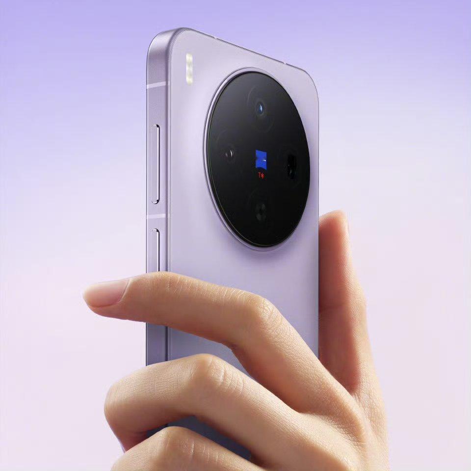 vivo X300则依然是居中大圆的相机模组，先不讨论细节，居中大圆和OPPO 