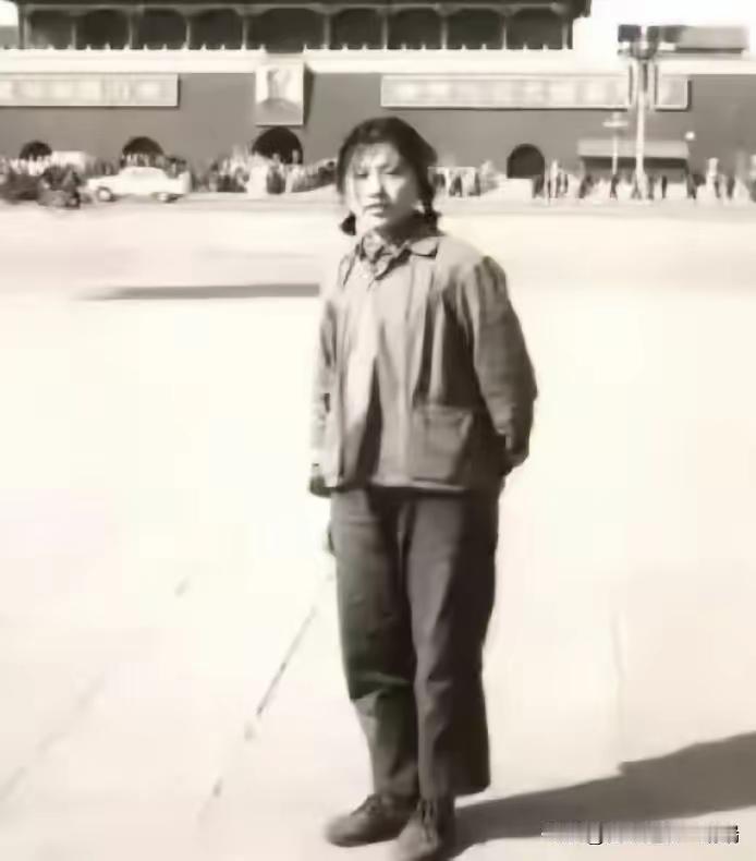 看到这张1972年天安门前扎着麻花辫的姑娘留影，一下就把我拉回到那个年代。197