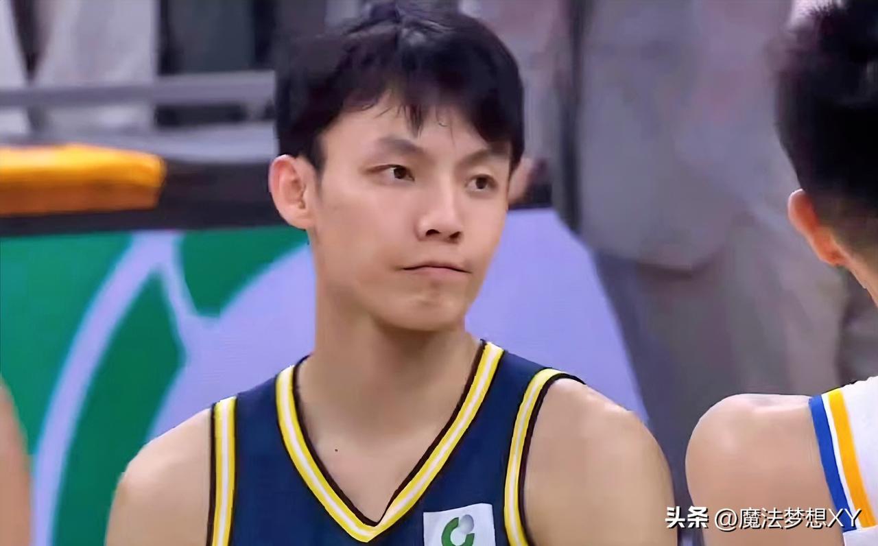 徐杰今天能拿多少分，
我不知道，
但我敢肯定，他首节领到的
3次犯规会影响他后3