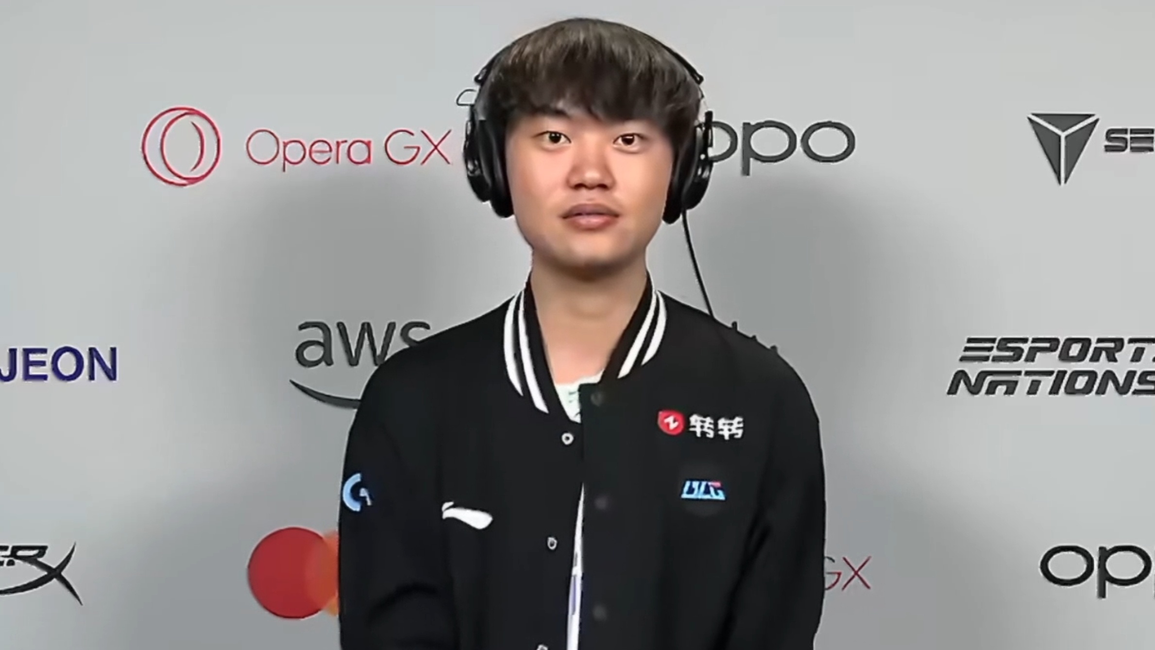 Knight叽里咕噜说啥没听清，只听清一句：我是MSI最强中单。Knight说自