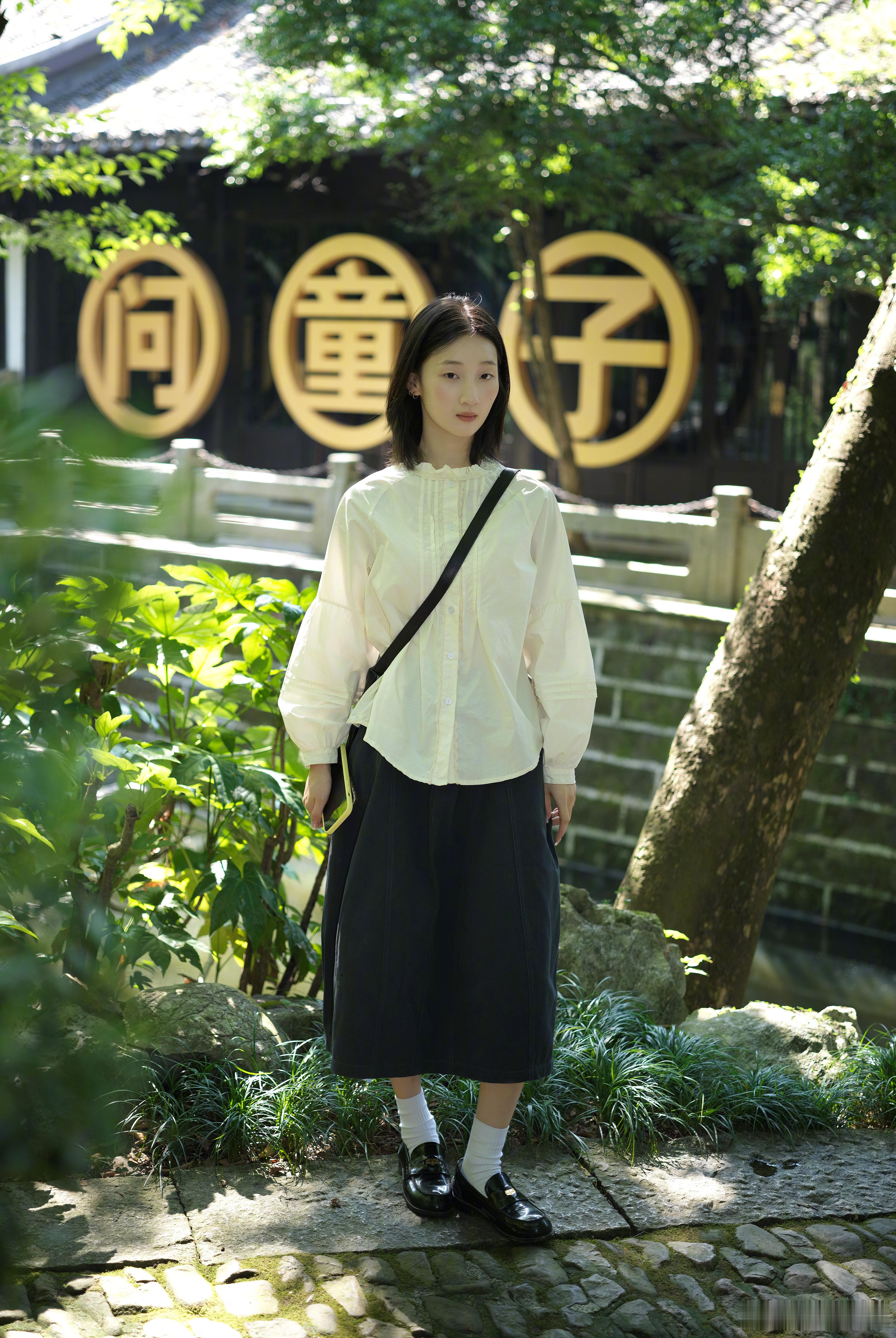8月24日，问童子品牌展街拍更新，小立领衬衫、过膝直筒裙、白袜配皮鞋，再搭上齐肩