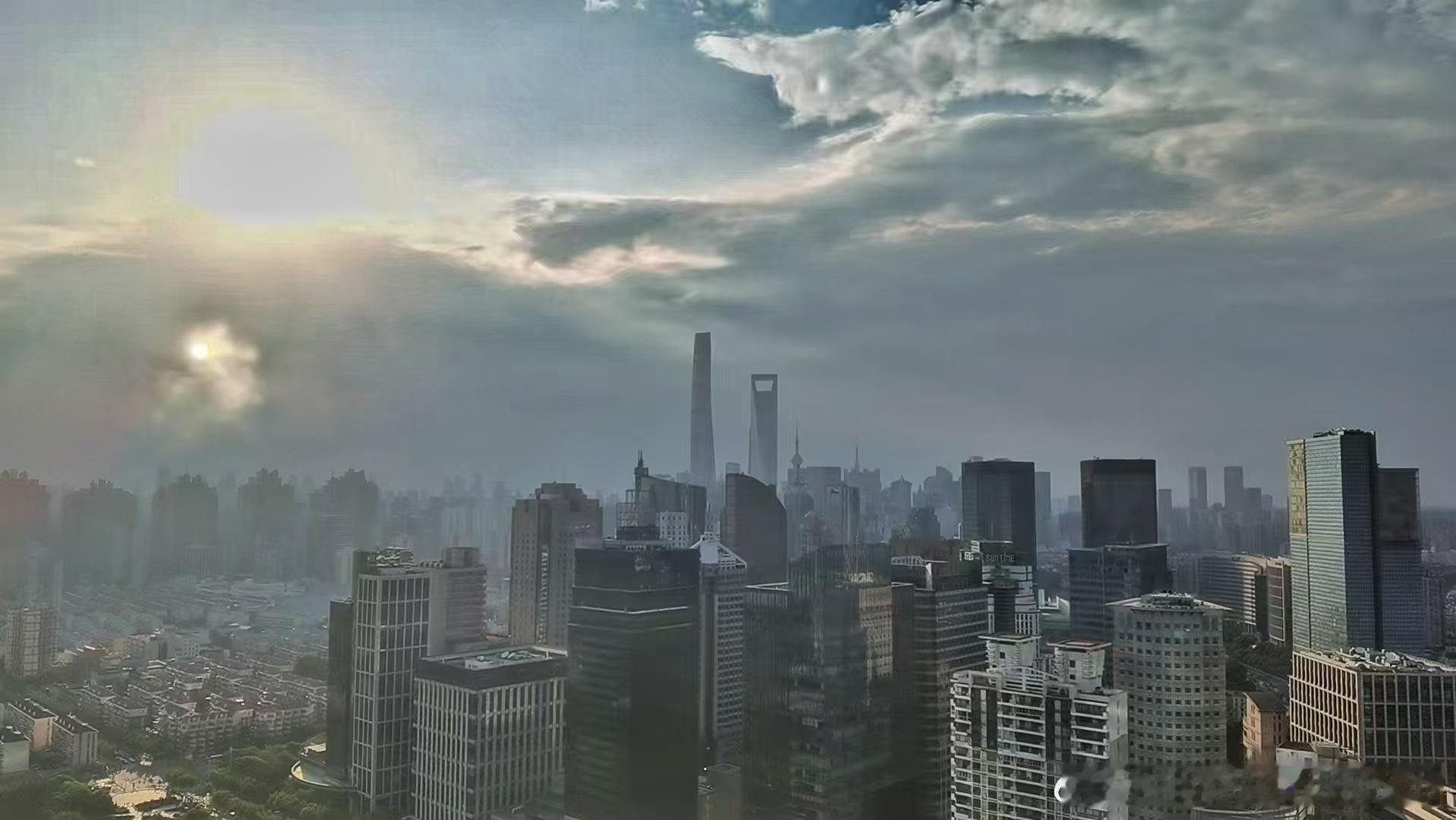 这浦东看着浦西这一大片乌云压阵，别周五晚上来一波大暴雨吧[黑线]#新星闪光计划#