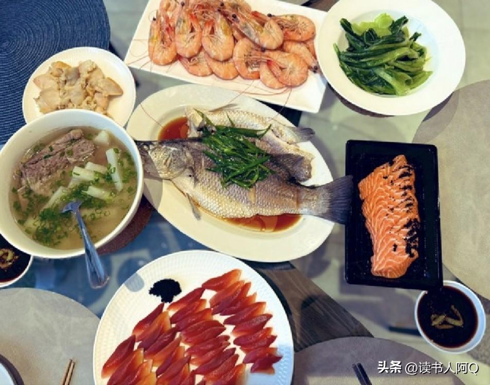 一位在澳洲打工的中国网友晒了自己的日常午餐(见下图，全家的)，说自己在这里收入不