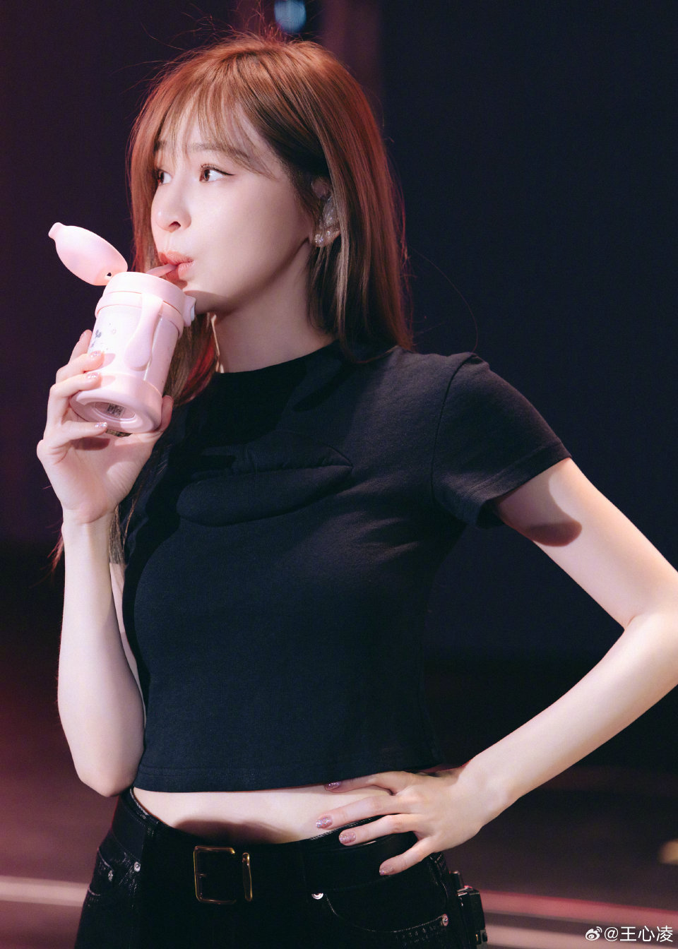 喝水可爱嘟嘴可爱走路也可爱