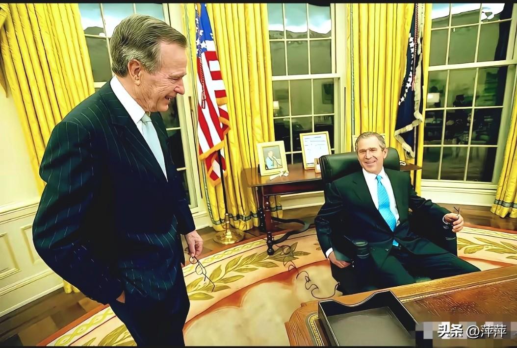 照片拍摄于小布什担任美国总统期间（2001-2009年），地点是白宫椭圆形办公室