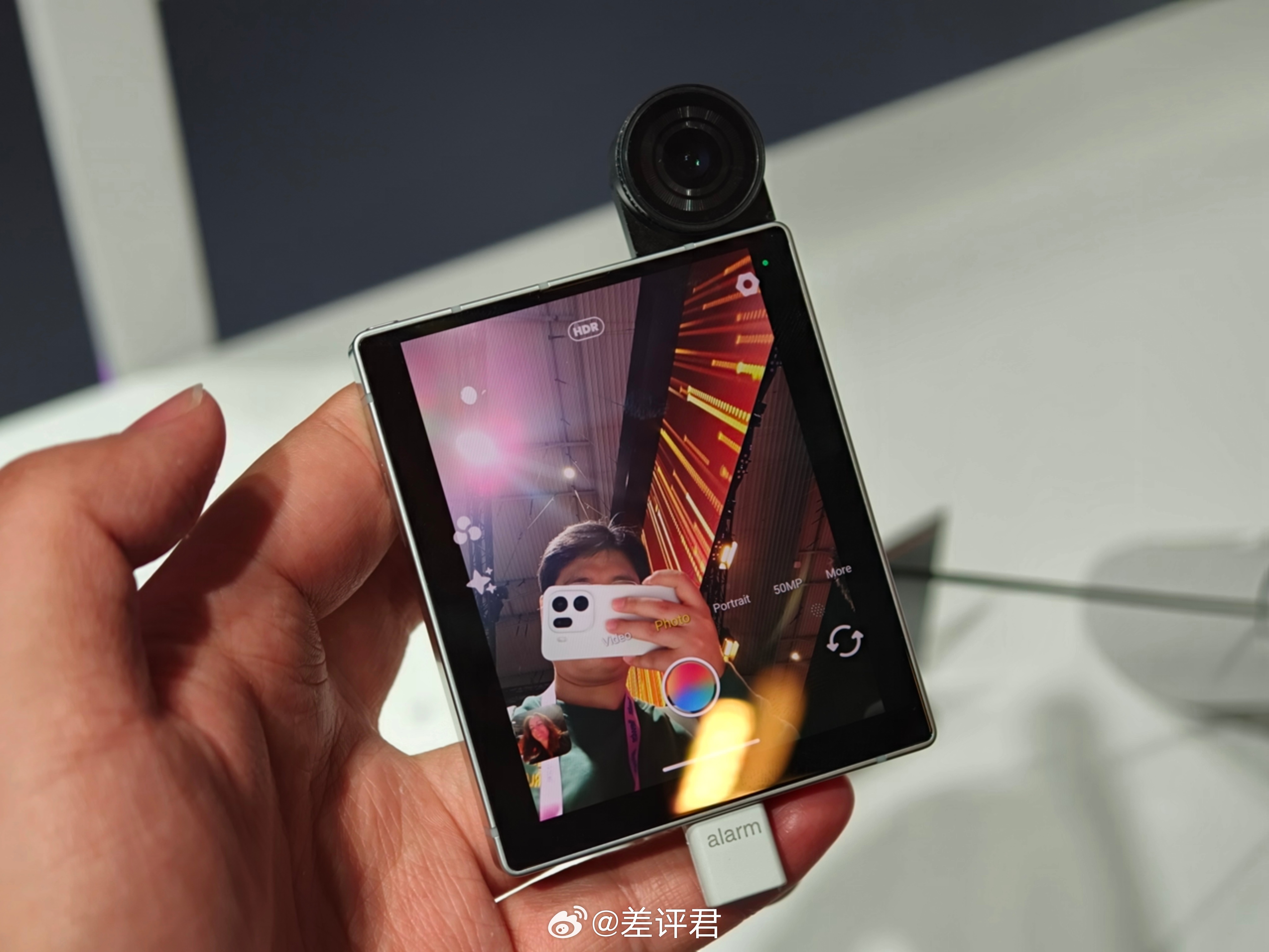 #差评在现场#  MWC 上也看到了这台“半拉 Phone”，问了下工作人员感觉