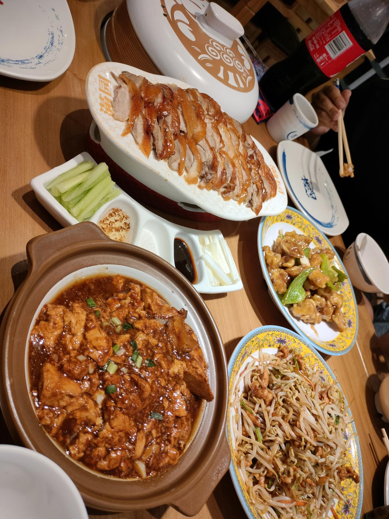 孩子们回家，最开心的就是全家出门聚餐。
老公各种提议，我从不费心找店，因为孩子们
