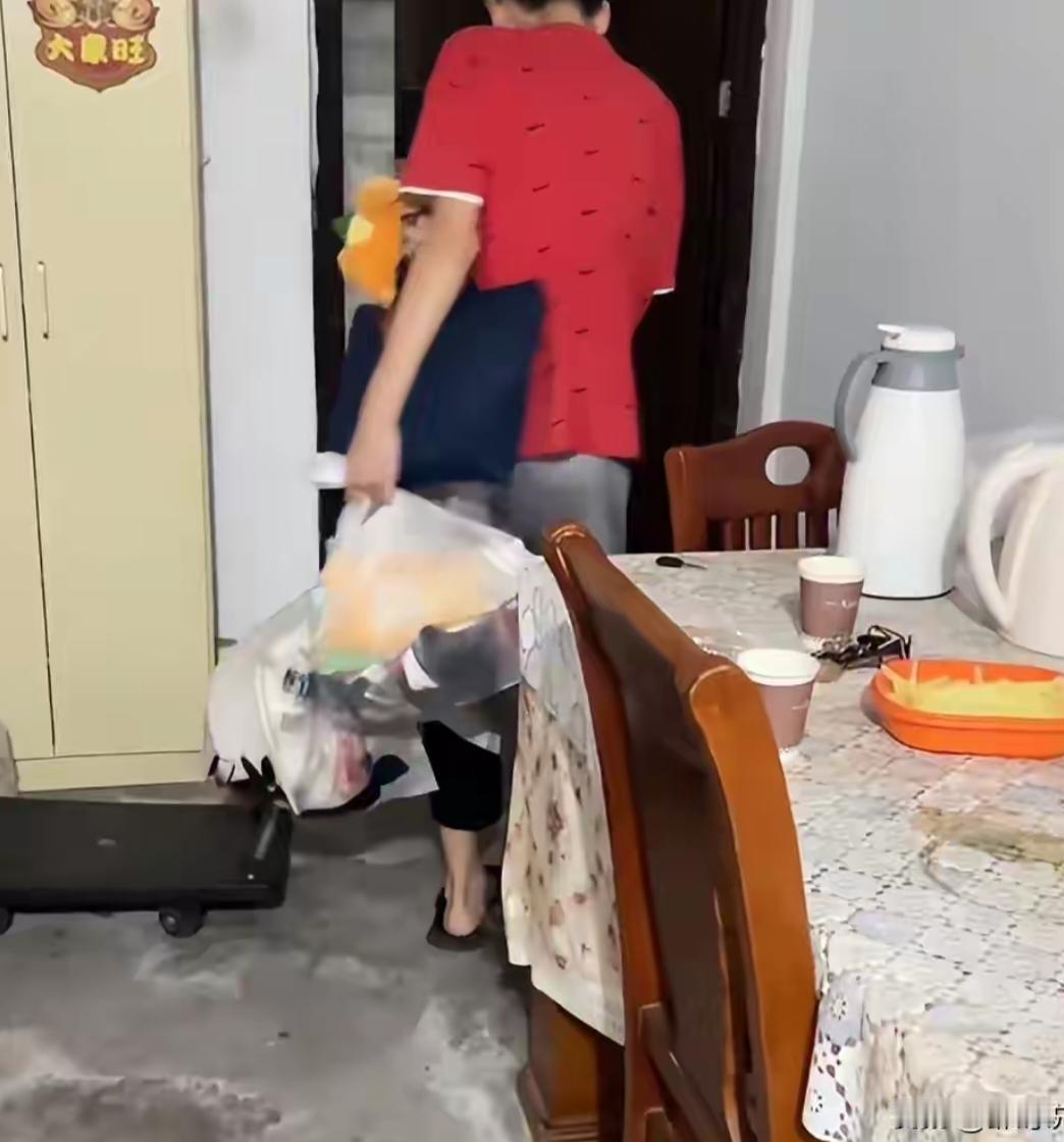 离异妈妈独自养儿子14年，孩子却转身投奔父亲，哭诉：猫都能养熟

这位妈妈心里像