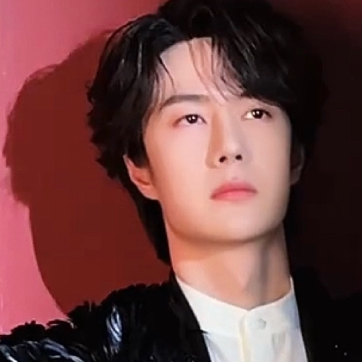 王一博你就这样装酷装逼装冷漠吧 脸蛋子一点也不辛苦一点也不难过 