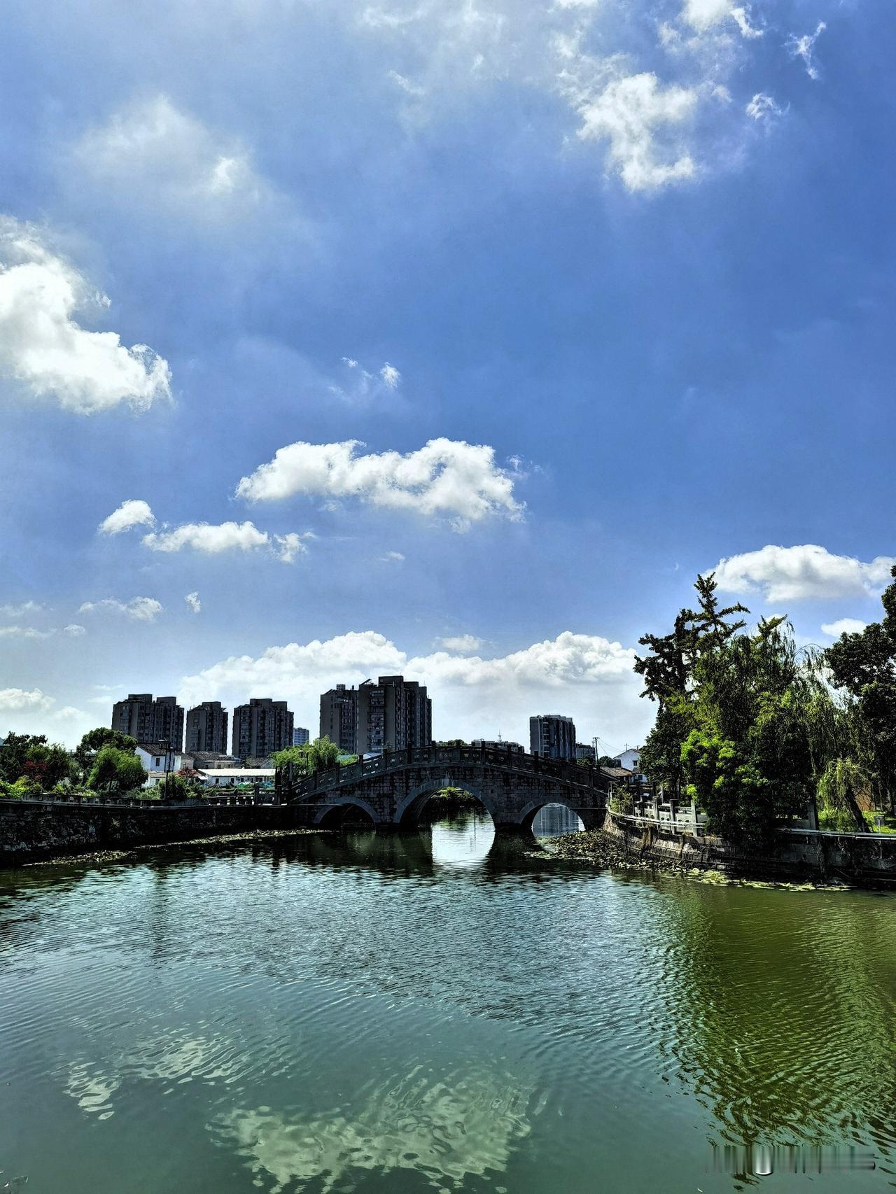 打卡仁久公园，遇见最温柔的江南水乡

今日份的快乐，是这片澄澈的“江南蓝”给的，