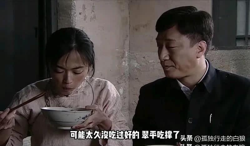 为何拙劣的马奎一见翠平就打消了对余则成的怀疑？

因为余则成之前的一切不情愿，推