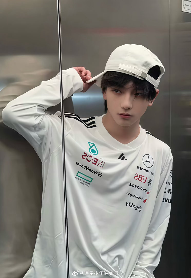 穆祉丞看到章鱼玩具就想到黄朔周五晚高疯 章鱼玩偶一入眼，他脑子里的黄朔预警就响了