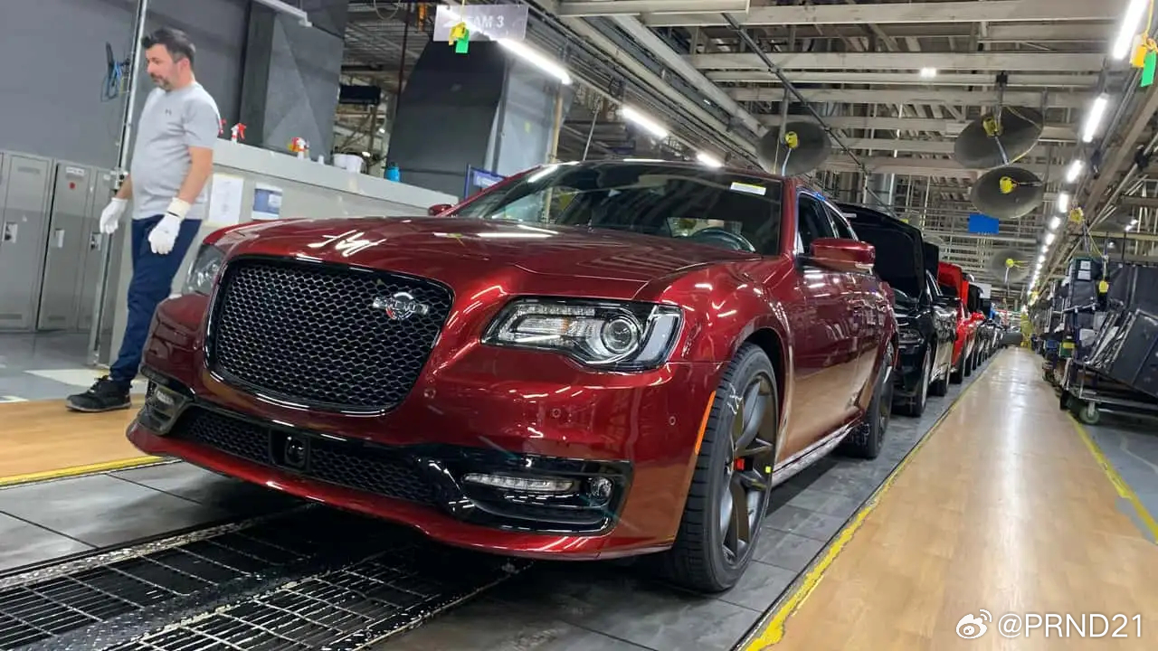 近日，随着这辆6.4 V8的限量版300C下线，生产了12年之久的这代克莱斯勒3