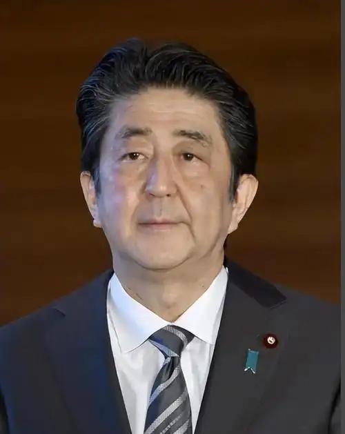 安倍晋三估计要死不瞑目了，他老婆安倍昭惠在他死后，四处走穴，名为公益文化外交，实