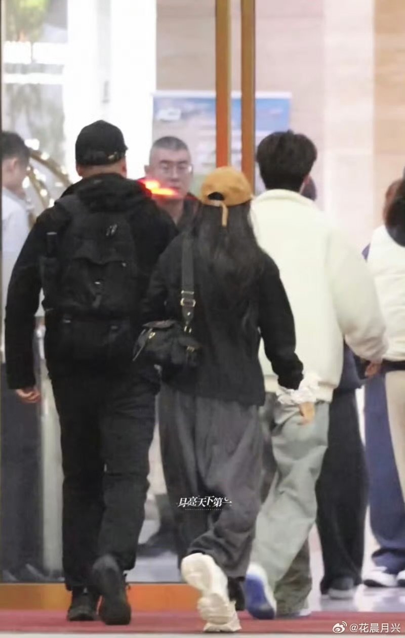 梓渝出发赣州梓渝赣州音乐节出发梓渝向赣州音乐节出发！软萌蘑菇头搭黑框眼镜，暖系私