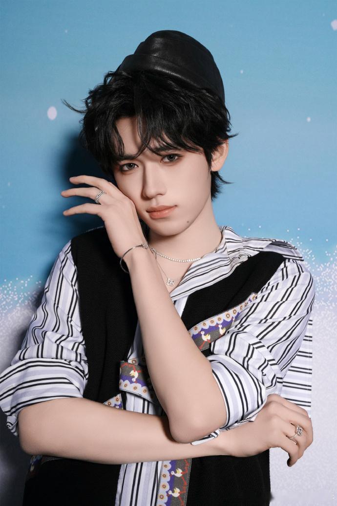 吴彤用近一分钟介绍宋亚轩 果然认真做音乐的人永远会被偏爱！吴彤导演用近一分钟介绍