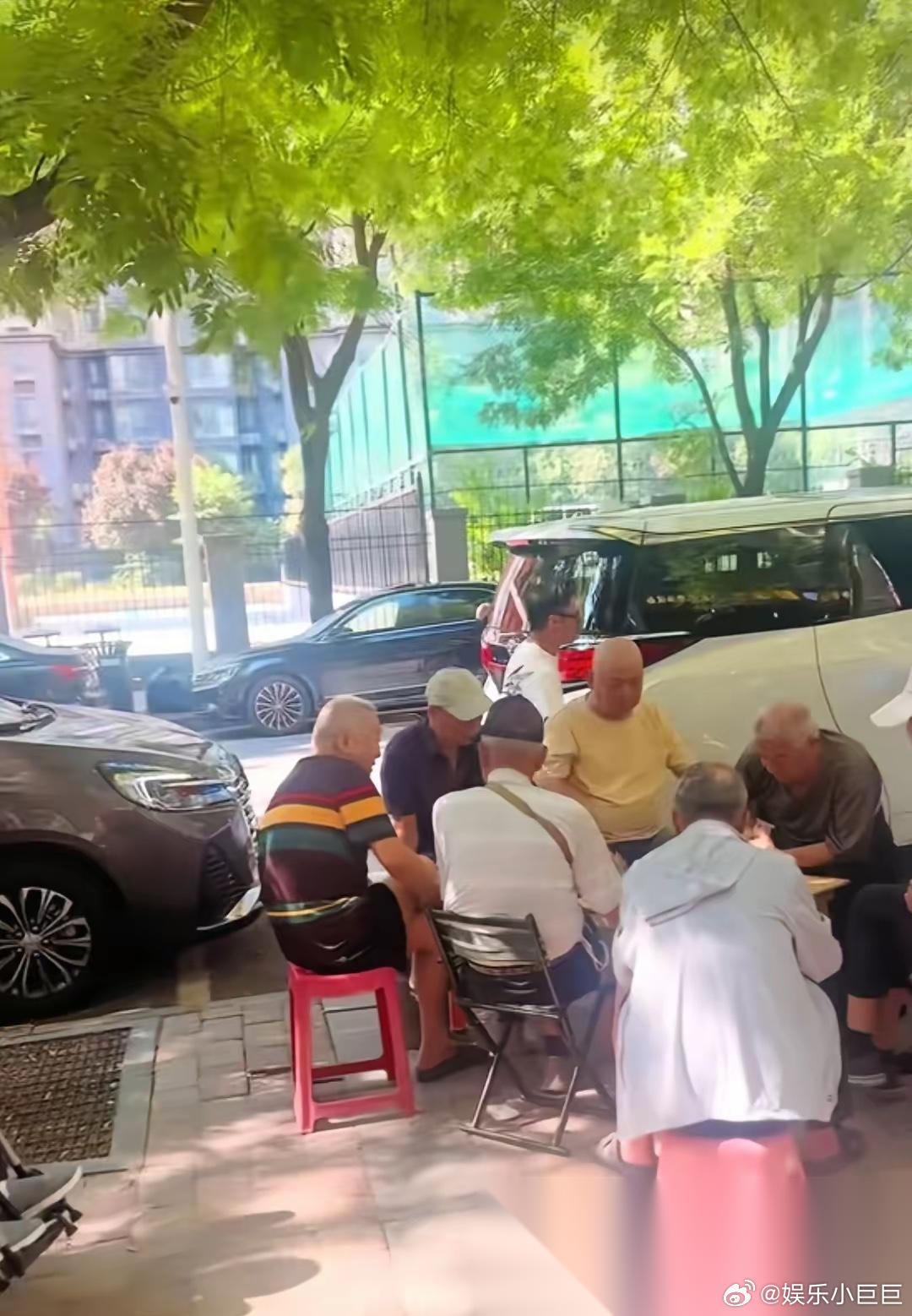 谢霆锋在西安街头一路小跑，他本人又高又瘦很帅气，只可惜路边下棋大爷没抬头看到这大