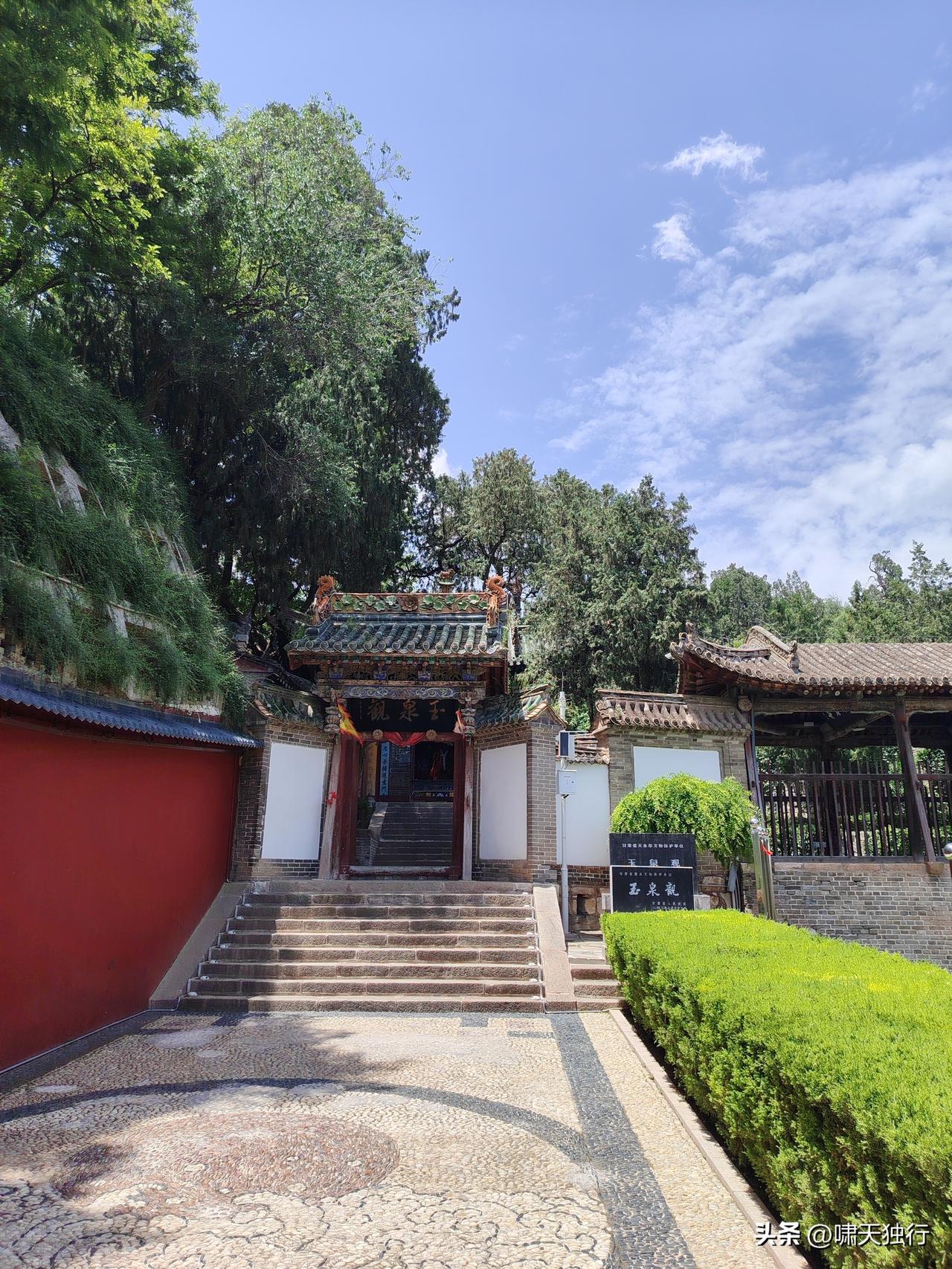 中午吃饱了，从古城附近步行去了玉泉观。
玉泉观位于天靖山脚下。公元1302年有碑