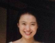 刻着“KEY TO THE WHITE HOUSE”的金钥匙和带有特朗普签名的木