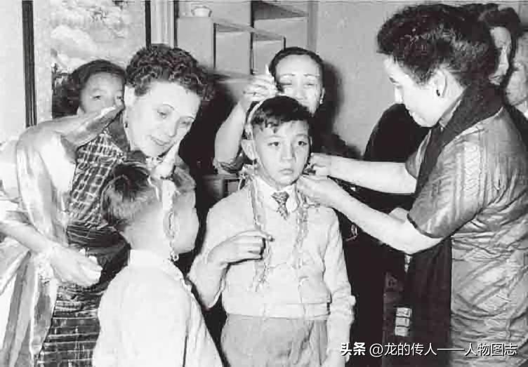 20世纪50年代，宋美龄和蒋方良分别帮蒋孝武和蒋孝勇打扮，兄弟俩有着快乐的童年