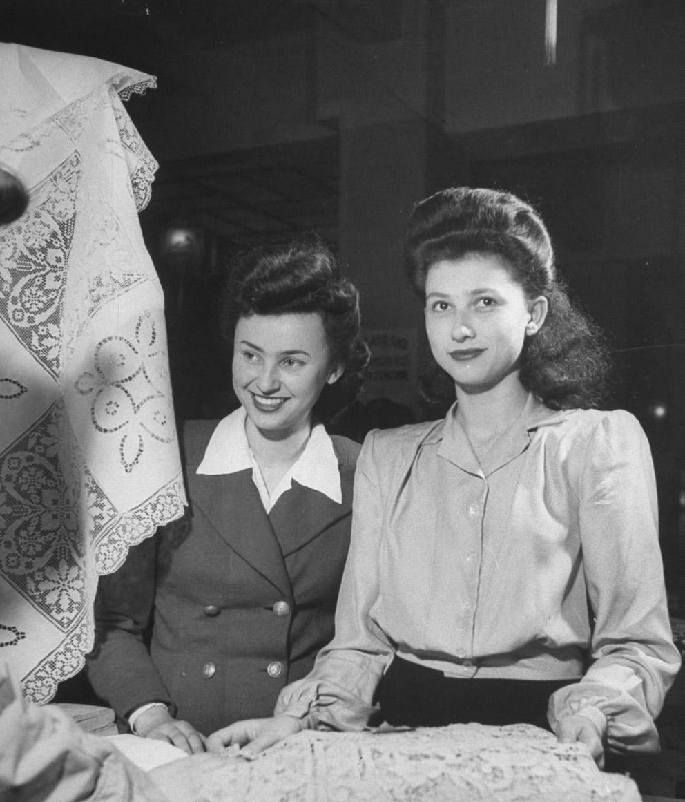 1946年，上海。在美军基地上班的白俄罗斯少女。
那个时候的发型感觉很有意思。
