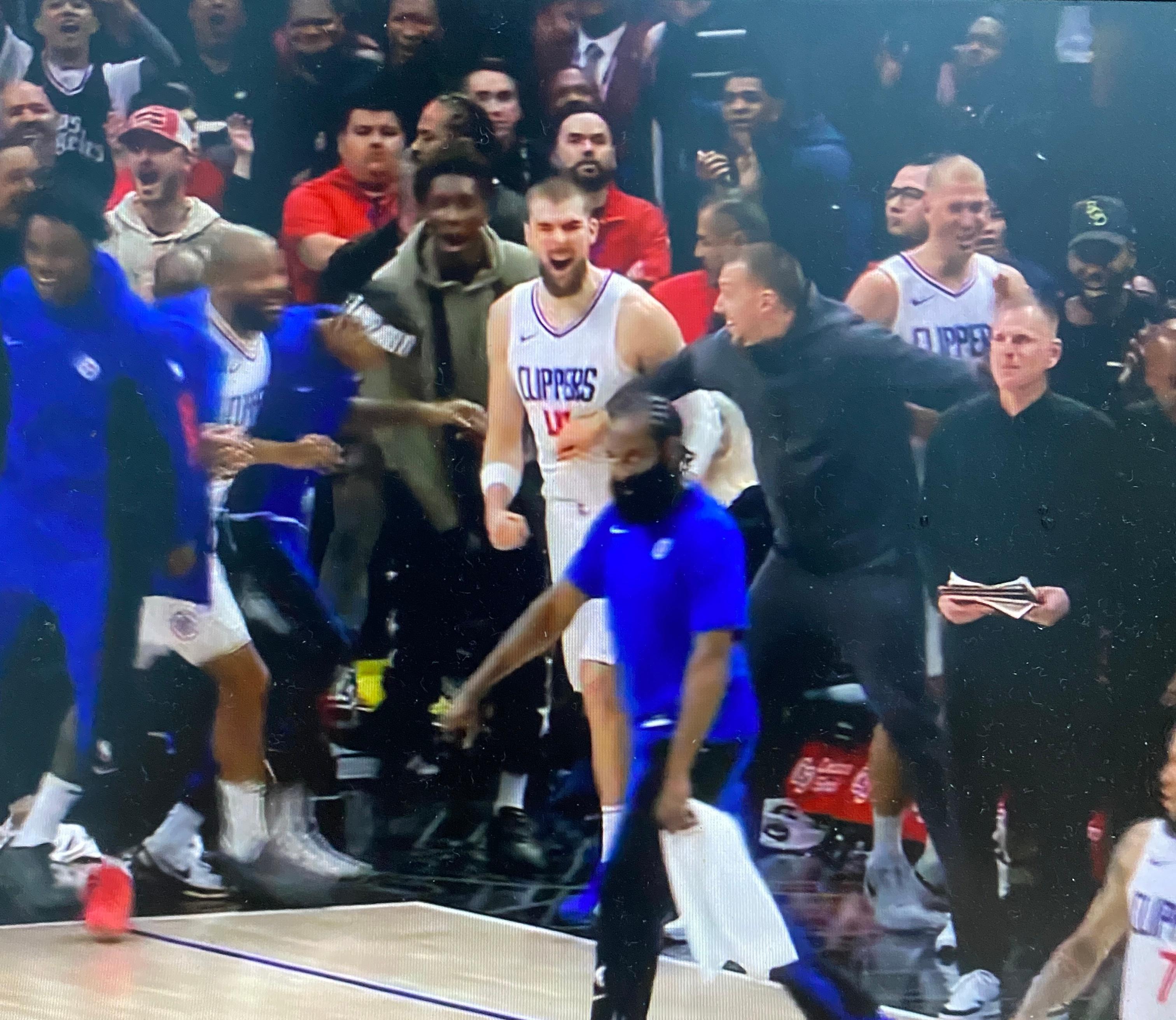 泰伦卢赛后表示：“哈登脚部疼痛是他最后一节半没有上场的一个因素，还有比赛分差。”