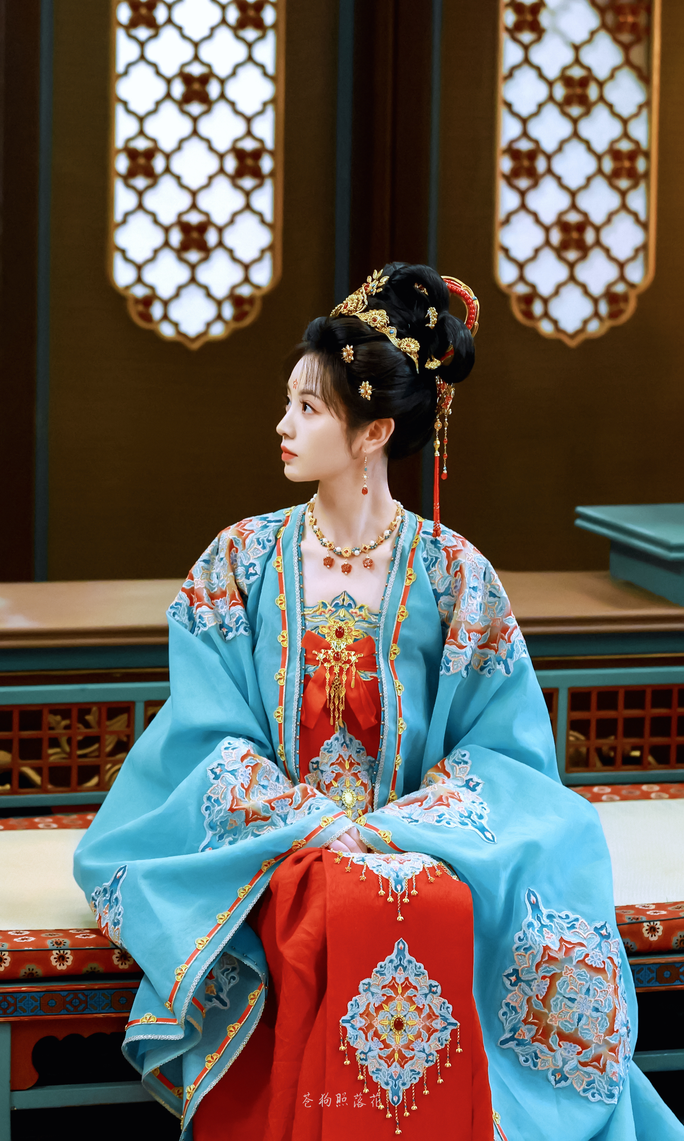 田曦薇 《子夜归》武祯☽ 壁纸-蓝衣小合集1️⃣双环髻+蓝衣（蓝红）+红流苏头饰