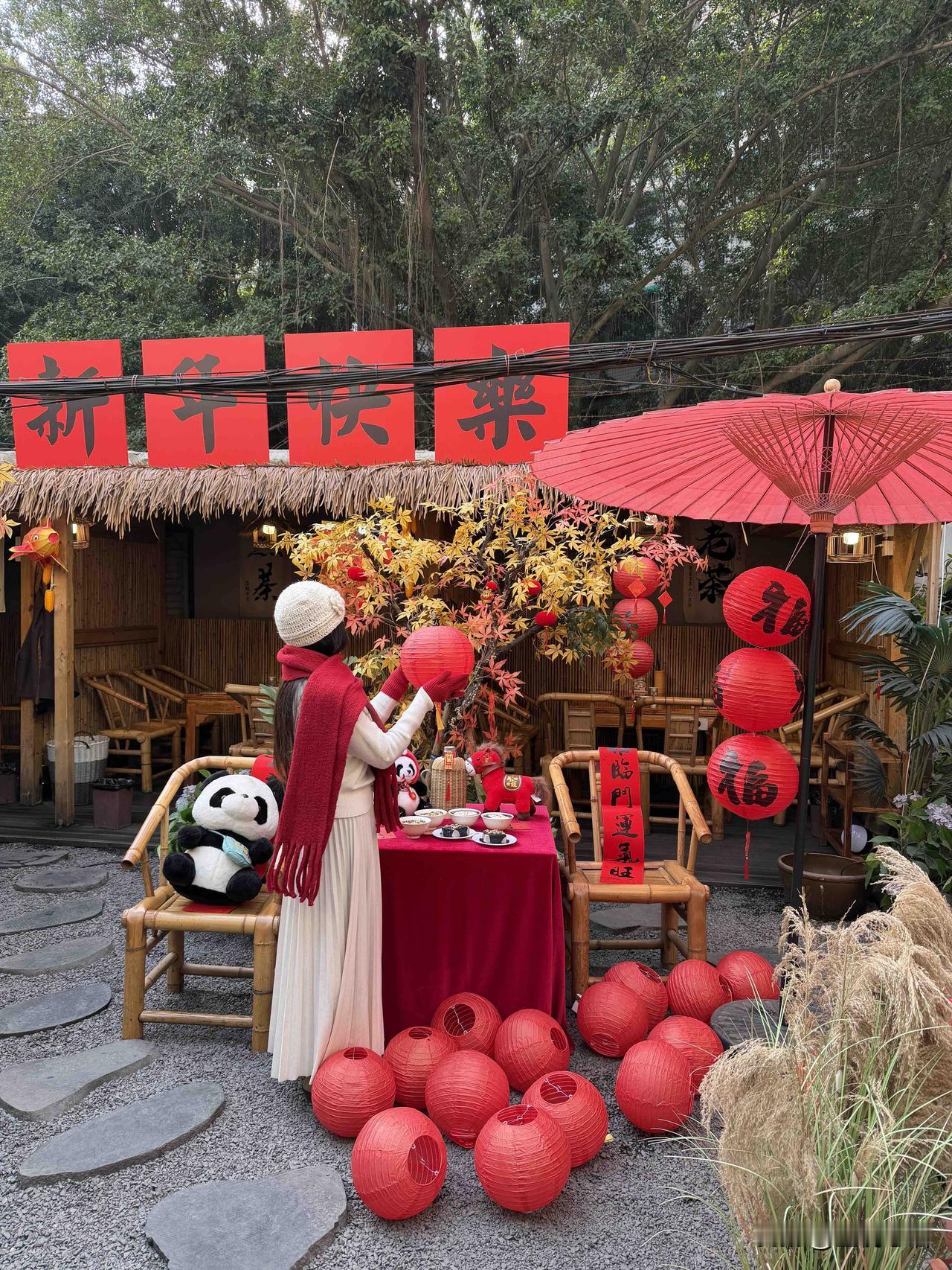 成都武侯祠年味小院太会了！🧨
谁还没去武侯祠的新年味小院啊！
推开门直接被拿捏