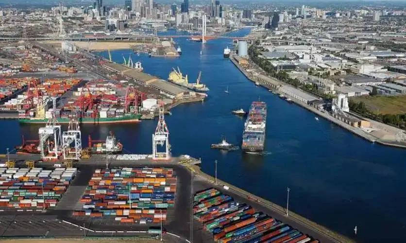 2015年前的达尔文港，设施陈旧，连年亏损，管澳大利亚北领地政府看着达尔港锈蚀地