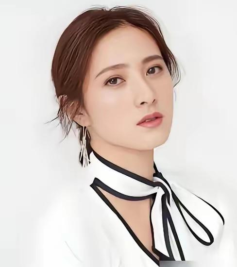 这女演员太美了，看着有点熟，是不是2007年夜雨（给我一支烟）里面的小玉呀？