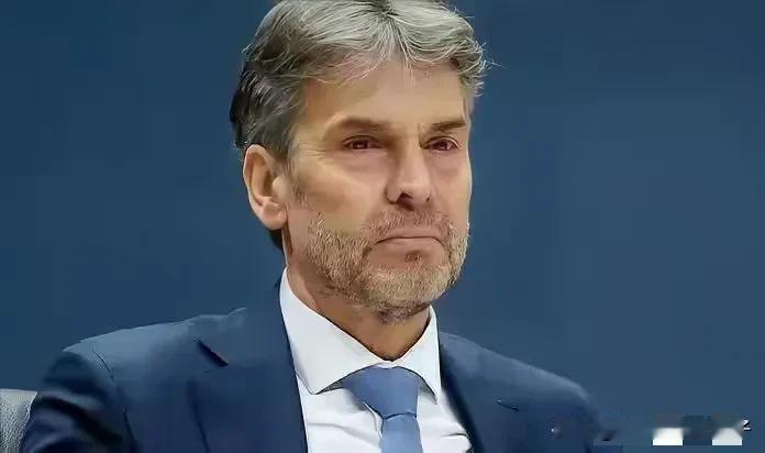 "制裁阿斯麦会毁了全球芯片业"？这话听着冠冕堂皇，实则藏着颠倒黑白的套路——荷兰