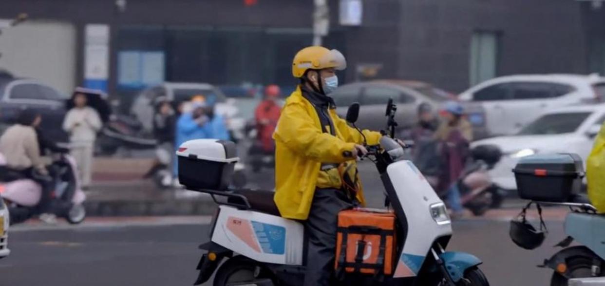 太惊险了！外卖小哥在送餐时，突然发现路边一个女人，瘫在地上抱着脸已发黑的孩子嚎啕