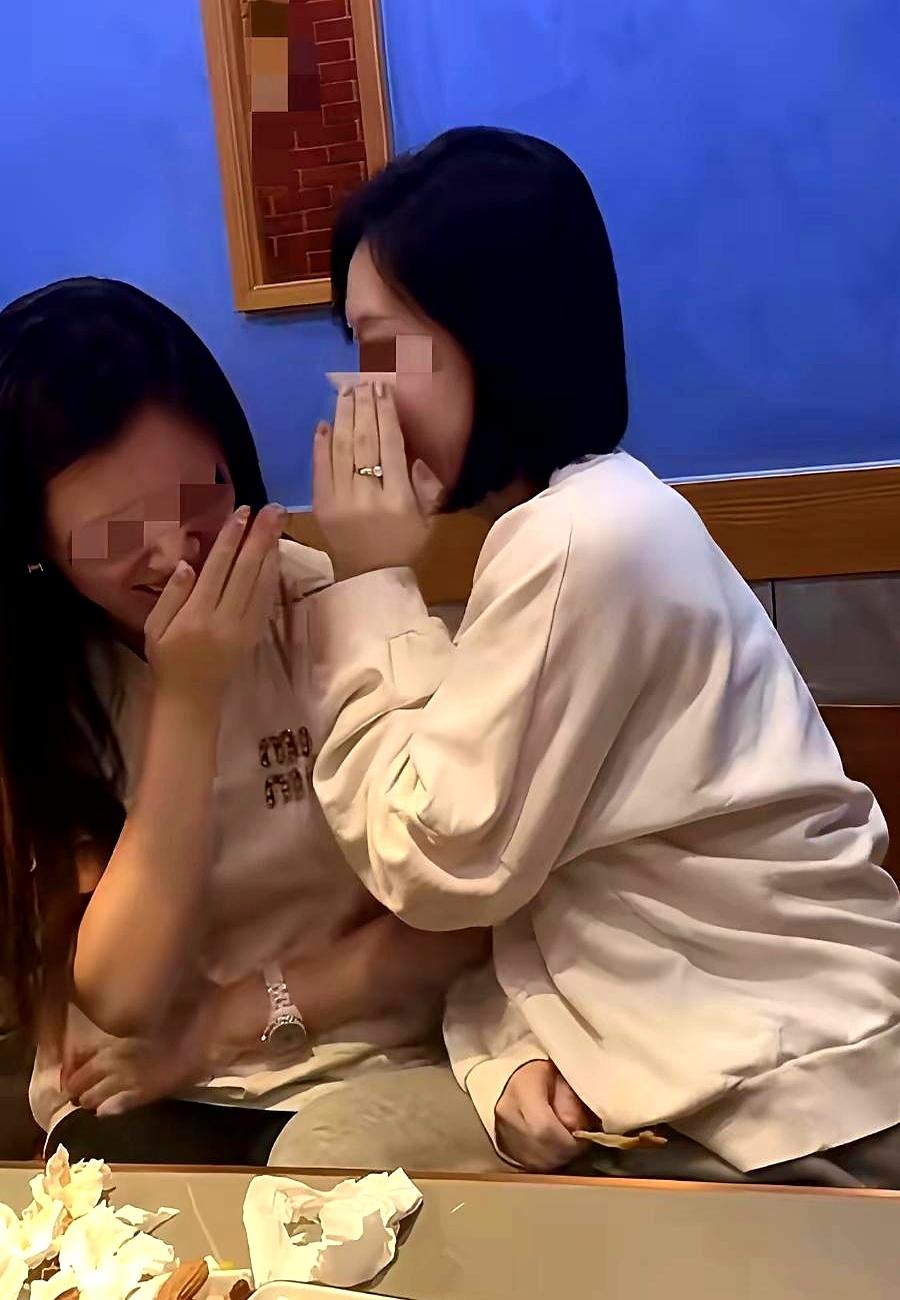 姐妹们，我真的裂开了！
你们敢信吗？
我亲闺蜜穿着我的真丝睡裙，跟我老公在客厅撞
