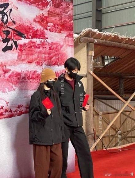 张凌赫田曦薇互相关注  哇去，张凌赫和田曦薇的cp感真的很强啊，已经狠狠期待逐玉