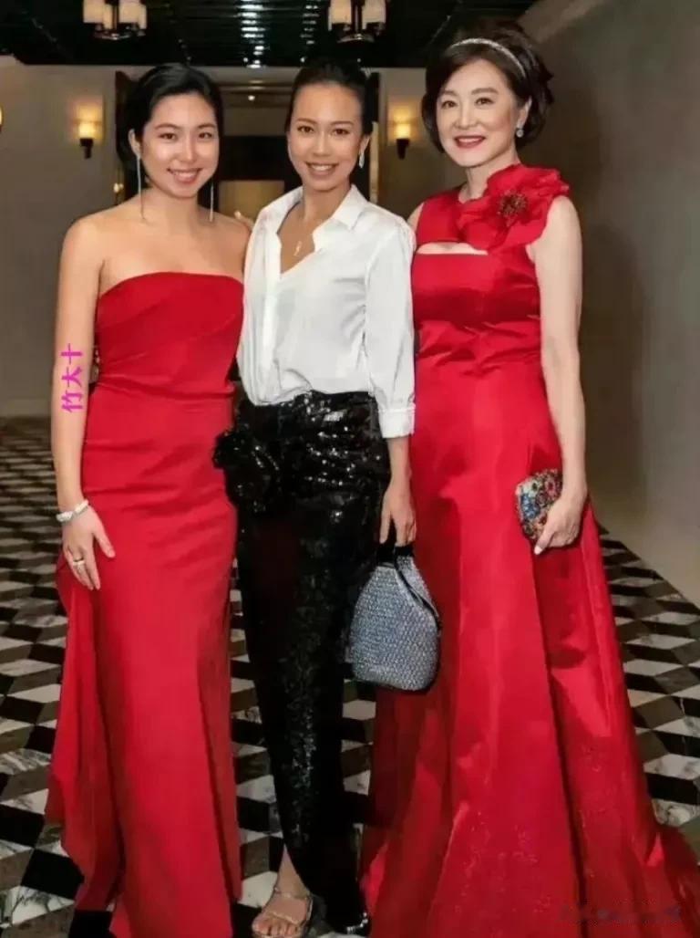 70岁的林青霞真的是东方不败，和两个女儿同框依然是颜值担当，老公的遗传基因太强大