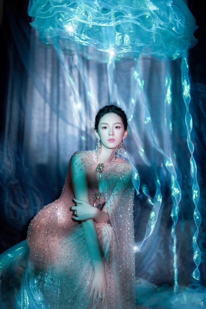 #周也碎钻披肩##周也焕彩水母大片#周也的美貌在这组水母灯大片中得到了充分的释放