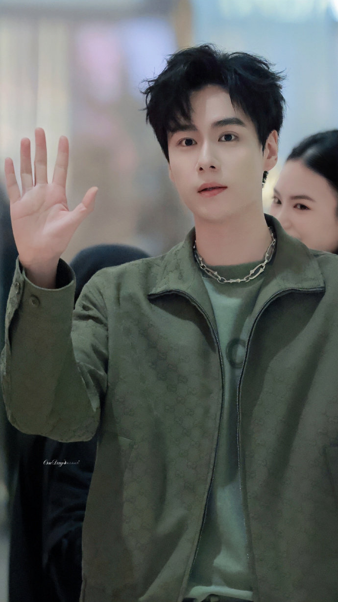 胡一天绿色暗纹清新感look 胡一天活动状态  胡一天绿色暗纹清新感look来啦