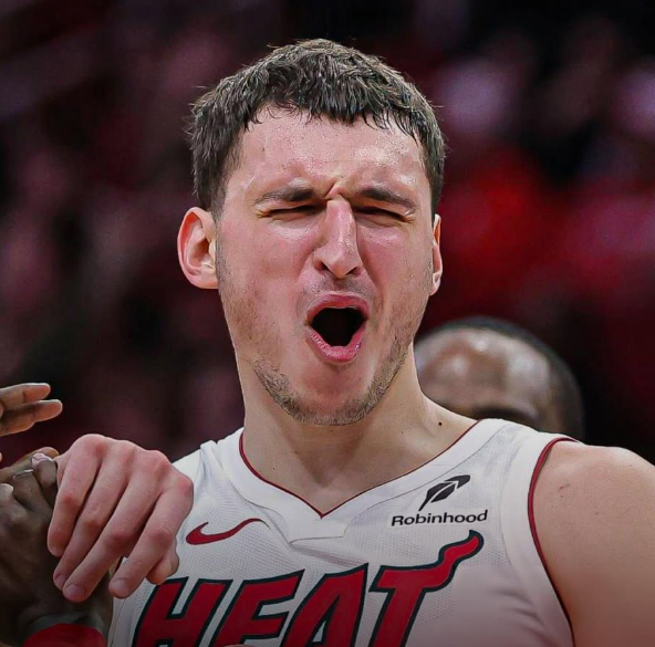 约维奇：邓罗跟我聊过，有段时间他觉得自己完全有能力帮球队赢球，结果却被按在板凳上