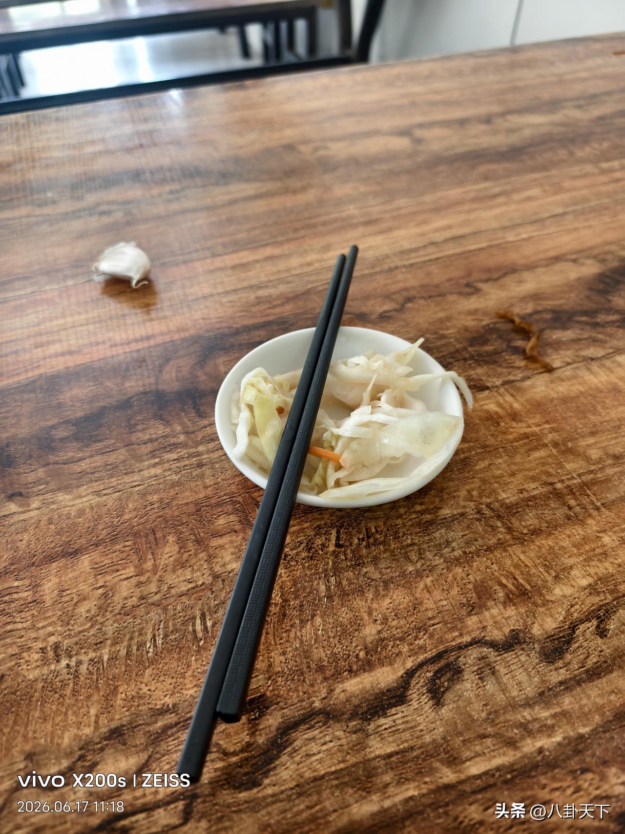 人吃饭是为了活着，人活着不是为了吃饭，这句话不矛盾吗朋友们，该怎么理解呢！