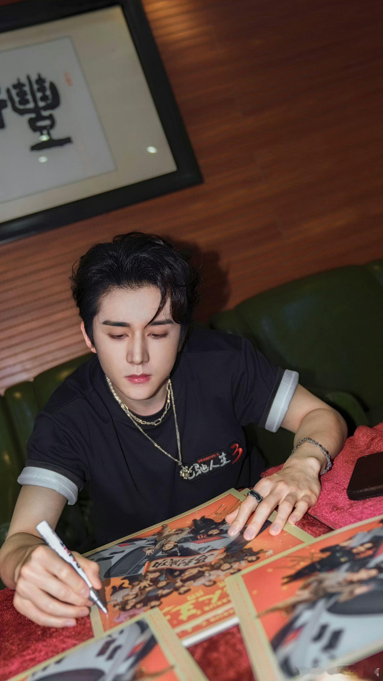 不想上班想上张新成的车 张新成这组造型真的越看越喜欢😍，又帅又有气场，魅力展现