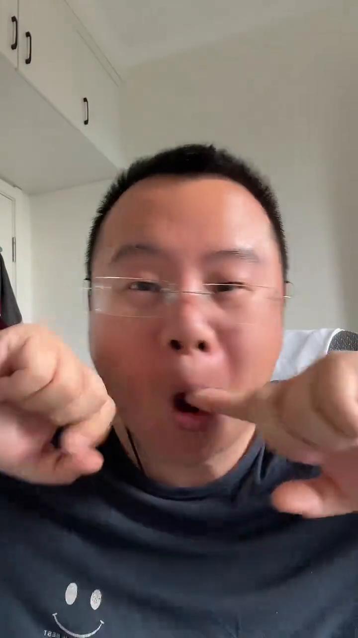 新的一天，新的希望，新的期待又开始了。昨天你们是不是也特别想看？但是我特意给你们
