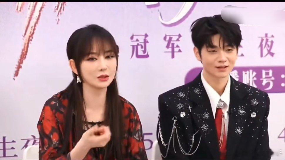 高旭狂给萨顶顶发滑跪表情包萨顶顶全力助力《声鸣远扬》选手高旭搞创作，高旭狂发 滑