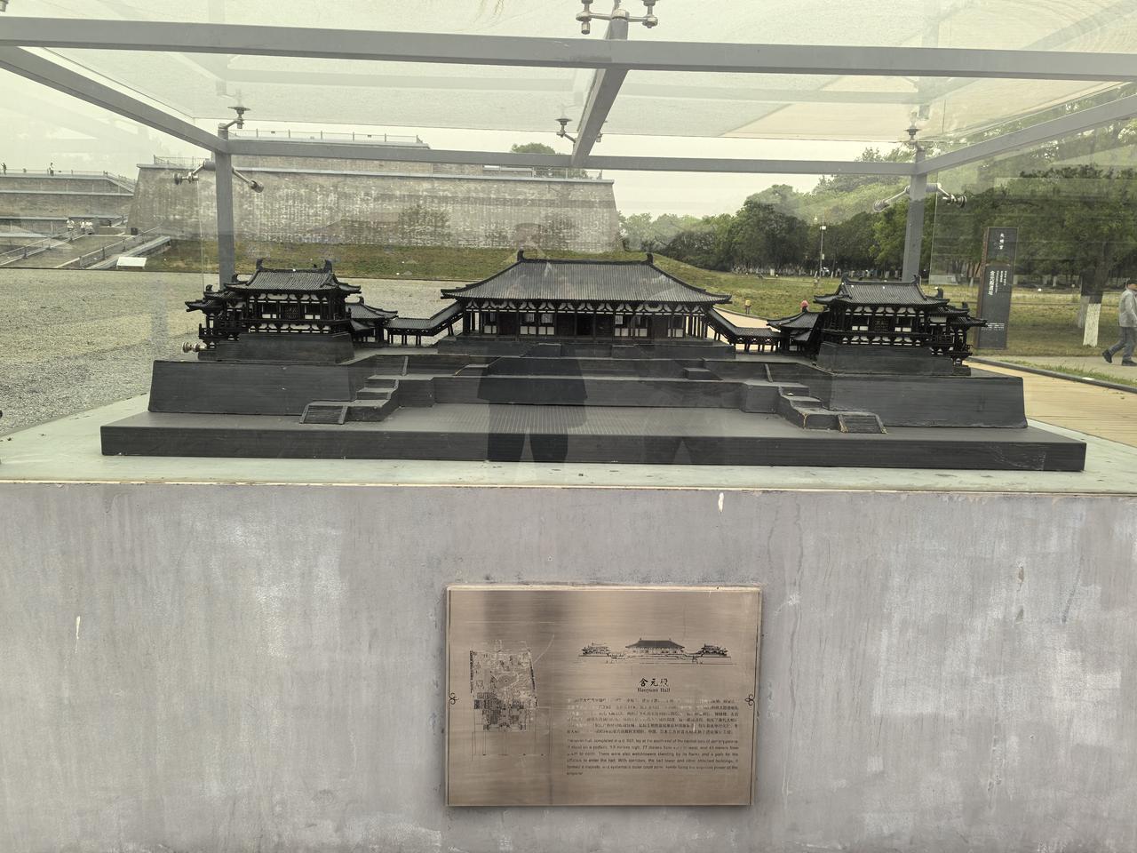 大明宫静默地立于时光中，以残缺的壮美告诉我们：真正的伟大，源于创造，成于气度，虽