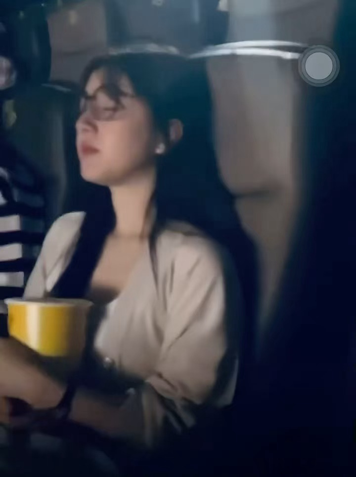 你的消息太难等了 我和老婆去看电影了 