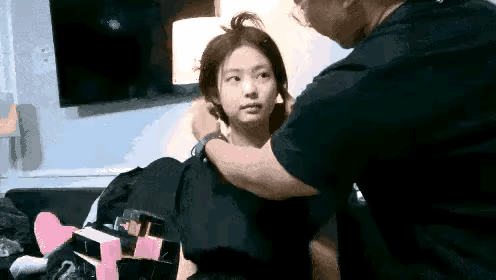 这小表情就像给人家当伴娘 被伴郎给亲了一口[捂脸]