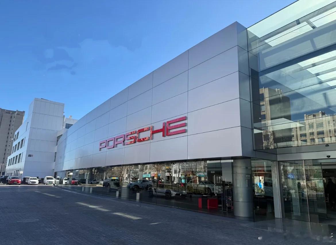 保时捷中国 CEO 潘励驰透露，2025 年中国保时捷经销商数量已从 150 家